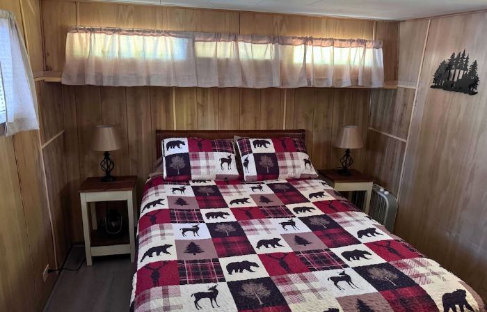 Cozy Messalonskee Lake Cabin – Dock, Kayaks & Family‑Friendly, Sleeps 5