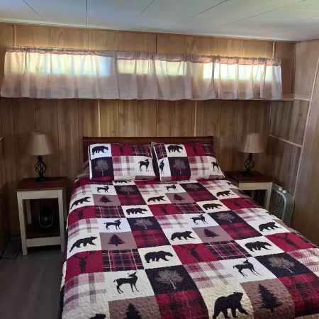 Cozy Messalonskee Lake Cabin – Dock, Kayaks & Family‑Friendly, Sleeps 5
