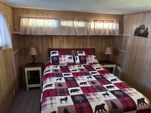 Cozy Messalonskee Lake Cabin – Dock, Kayaks & Family‑Friendly, Sleeps 5 - 2-Star