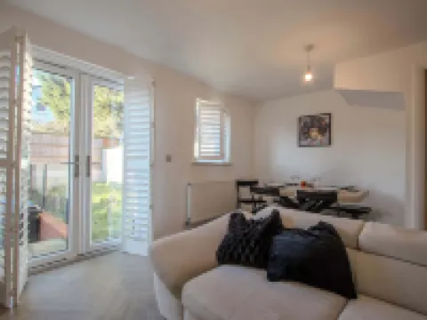 Modern 2-bed House In Swinton - Private Parking Hotels in Swinton