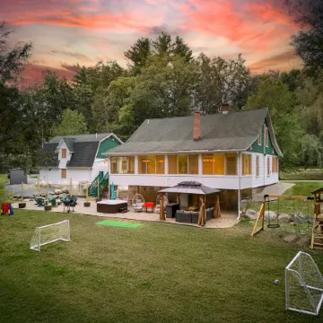 Luxuriously Restored Farm Cabin