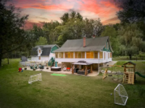 Luxuriously Restored Farm Cabin