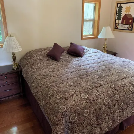 Peaceful newly renovated 1 bdrm cottage near owner occupied deep water lake home