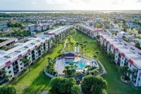 Dreamy Oasis on the Beach With Balcony, Pools, gym & Ocean View - Dog-friendly
