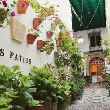 Los Patios Отели рядом с достопримечательностью «Башня Калаорра»