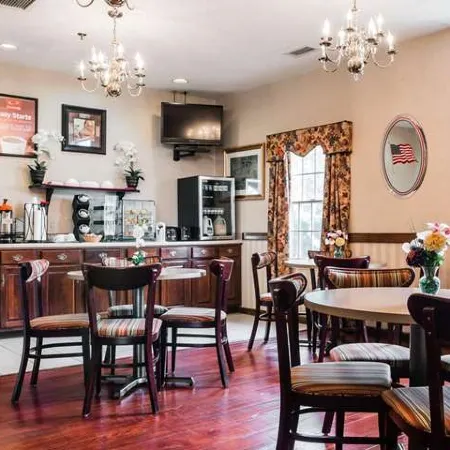 Econo Lodge & Suites