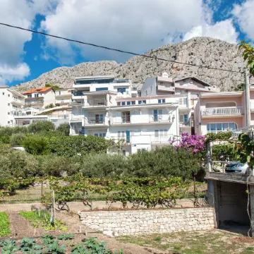 Apartments and Rooms Nikola