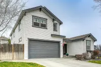 Fenced Yard & Fire Pit! Kennewick Family Retreat - Homestays