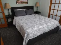 3 Bed 2 Bath! Enormous Kitchen! Sleeps 8