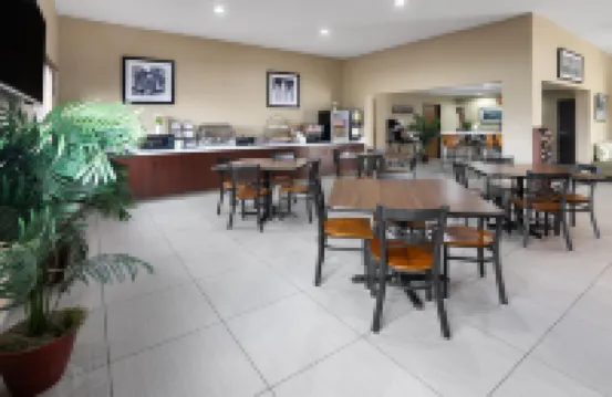 聖克萊爾斯維爾-惠靈Wv區速8飯店 - 親子