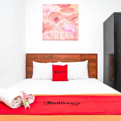 RedDoorz Plus @ Pasar Baru Các khách sạn gần Khu mua sắm Pasar Baru