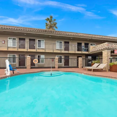 Econo Lodge Inn & Suites Escondido Downtown