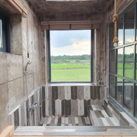 Jeju Miss Mr Pension (Extra Charge for Private Hinoki Tub) Отели рядом с достопримечательностью «Лес Биджарам»