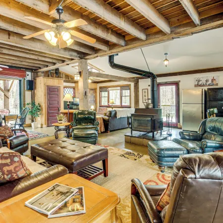 Jasper '7 Timbers' Cabin on 10 Acres w/ a Creek!