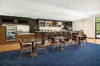 Courtyard Montvale - 朝食
