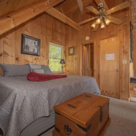 Cabin of Dreams – Bluff Mountain Views, Hot Tub & Wildlife