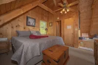 Cabin of Dreams – Bluff Mountain Views, Hot Tub & Wildlife