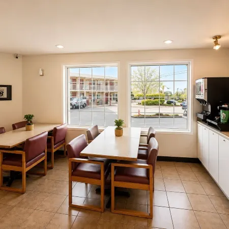 Super 8 by Wyndham Lake Country/Winfield Area
