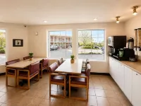 Super 8 by Wyndham Lake Country/Winfield Area
