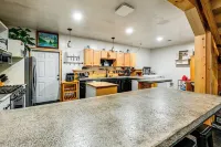 Group Escape w/ Hot Tub, 18 Mi to Bavarian Village - Homestays