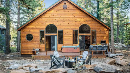 Cherrywood Gorgeous Cottage Surrounded by Pine Trees w/ Hot Tub - 駐車場