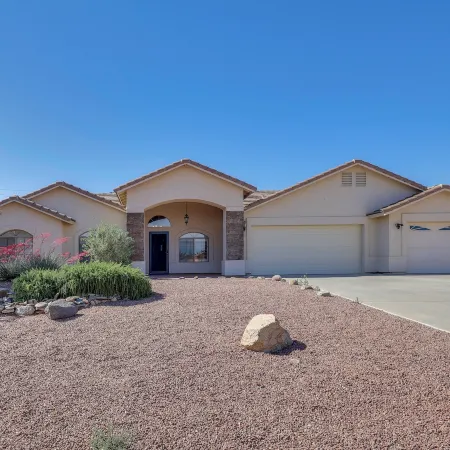 Kingman Mtn-view Home w/ Putting Green & Ping-pong