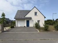 3BR Coastal Home With Garden & Terrace - Homestays