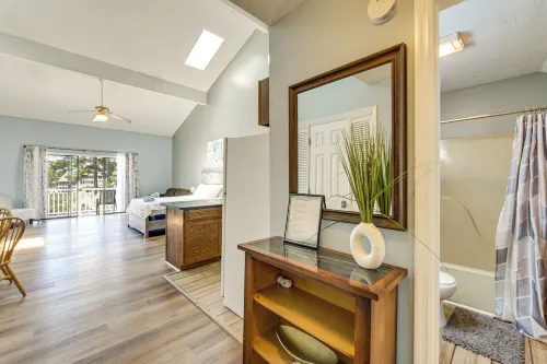 4 Mi to Cherry Grove Beach: Studio w/ Pool Access - Huoneistot