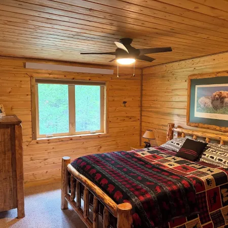 Outstanding Crandall Cabin minutes from Yellowstone, ready for your adventure!