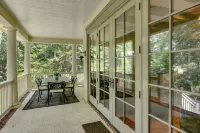 5 Mi to Old Town Bluffton: Cottage w/ Patio - parking