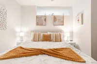 Riverwalk View Luxe Condo Views Pool & Free Parking - Apartments