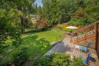 The Meadowlark - Midcentury Gem Minutes From Campus 3 Bedroom Home - 4 tähden