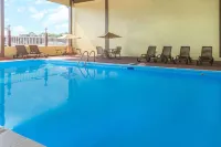Quality Inn Waycross - مسبح