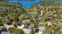 Golden Hour Lodge by Avantstay BBQ + Great Room + Multiple Decks Lake & Sunset Views - WiFi