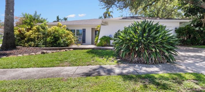 This beauty is centrally located,  with a heated pool and water fall! Hotels in Palm Harbor