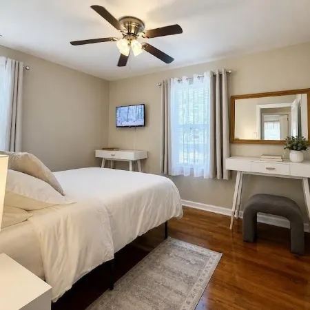 Immaculate Private Home w/Visiting Deer & Parking