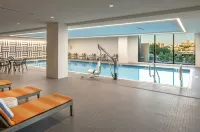 Hilton des Moines Downtown - مسبح