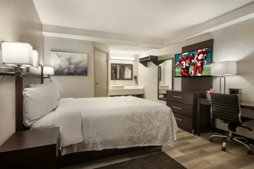 Red Roof Inn Plus & Suites Erie - parking