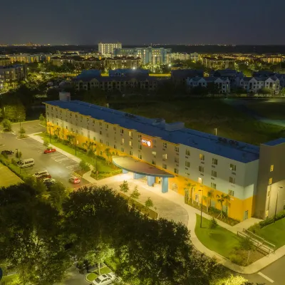 SPOT X Hotel Orlando/Intl Dr by The Red Collection Отели рядом с достопримечательностью «Аутлет-центр Orlando Premium Outlets»