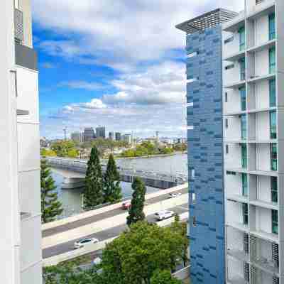 River Glimpse 2BR Walk to CBD & Parking Others