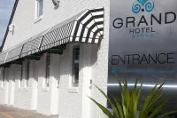 Grand Hotel and Studios - parking