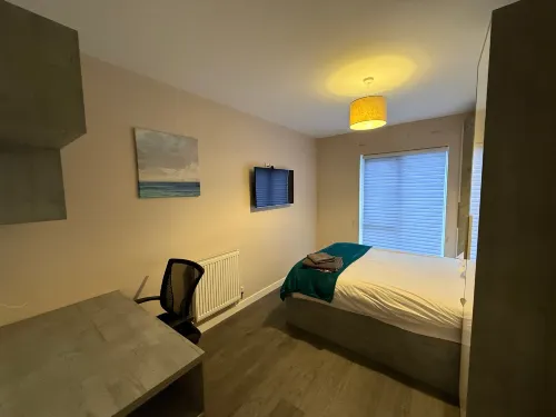 Modern Egham Retreat for Four - WiFi