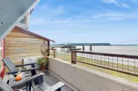 Studio Overlooking Saratoga Passage & Cascade Mtns - Wifi