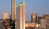 DoubleTree by Hilton Hotel & Suites Houston by The Galleria Hotel dekat Market Square Clock Tower