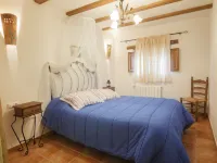 Romantic House for 2 or 4 People with Jacuzzi Hotels in Laroya