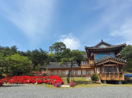 Gyeongju Cheonnyeon Hanok Pension Отели рядом с достопримечательностью «Namsan Mountain»
