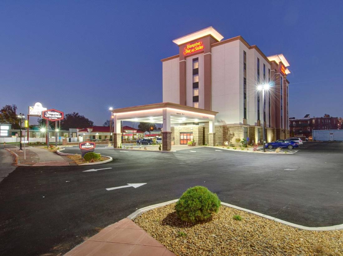 Hampton Inn and Suites Springfield Downtown in the evening