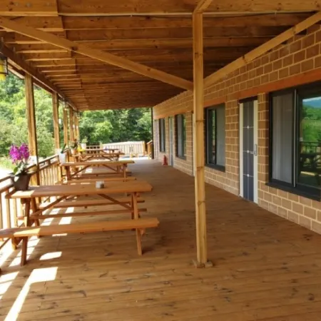 Jecheon Cheongpung Hwangto Pension Отели рядом с достопримечательностью «Храм Чонбанса»