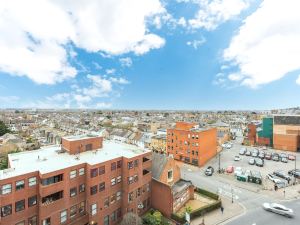 Two Bedroom Flat with Balcony in Central Wimbledon by Underthedoormat