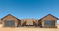 亞加馬郊外小屋 Neuras - N/a'an ku se Wine and Wildlife Estate附近的飯店